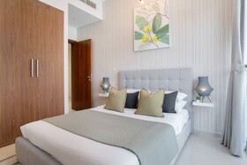 Luxe Apartments near Dubai Mall, Burj Khalifa - Pool, Gym, & Parking by Sojo Stay