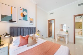 Luxe Apartments near Dubai Mall, Burj Khalifa - Pool, Gym, & Parking by Sojo Stay
