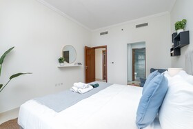 Luxe Apartments near Dubai Mall, Burj Khalifa - Pool, Gym, & Parking by Sojo Stay