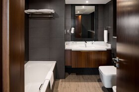 Radisson Blu Hotel, Dubai Canal View