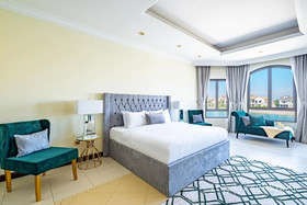 The Palm Jumeirah Villas - Frond E by LUX Holiday Home