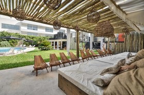 Onas Hostel & Suites
