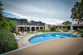 Onas Hostel & Suites