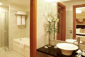 Alma Del Lago Suites & Spa