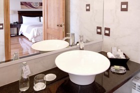 Alma Del Lago Suites & Spa