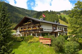 Ski-in-Ski-Out Hotel Garni Berghof
