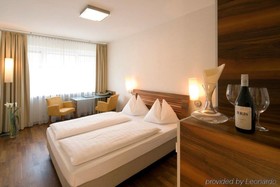 Penz Hotel West