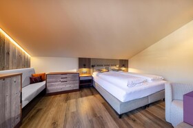 PEOPLE’S  HOTEL
