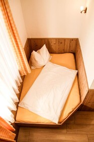 PEOPLE’S  HOTEL