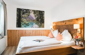 PEOPLE’S  HOTEL