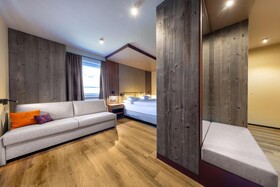 PEOPLE’S  HOTEL