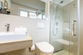 Room 5 Apartments