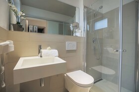Room 5 Apartments