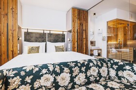 Nikolaus by AvenidA Panoramic Wellness Suites