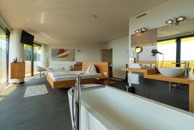 Hotel AVIVA make friends