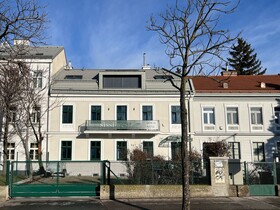 Sissi West