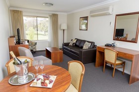 Littomore Hotel & Suites