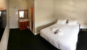 Gunyah Hotel