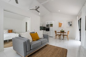 Your Luxury Escape - Little Farm House & Cottages