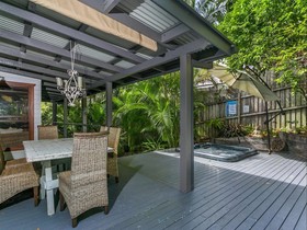 Bottlebrush Cottage