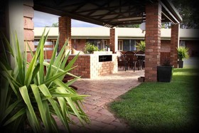 Statesman Motor Inn