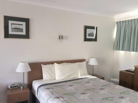 Ten Dollar Town Motel