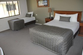 Saltbush Motor Inn