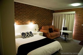 Cousins Motor Inn