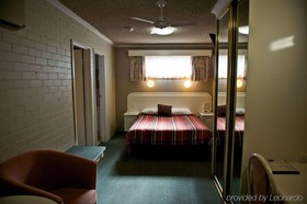 Cousins Motor Inn
