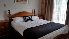 Cousins Motor Inn