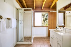 Narrow Neck Lodge