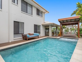 The Doggy Beach House At Salt