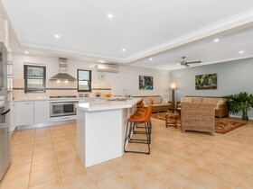 The Doggy Beach House At Salt