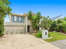 The Doggy Beach House At Salt