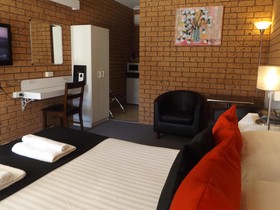 Golden Harvest Motor Inn