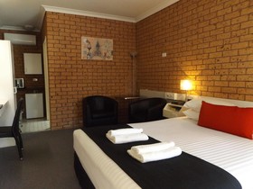 Golden Harvest Motor Inn