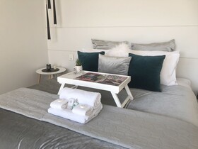 The Sinatra Holiday House