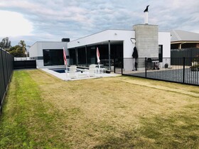 The Sinatra Holiday House