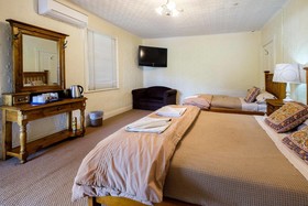 Peel Inn Hotel