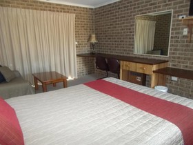 Idlewilde Town & Country Motor Inn