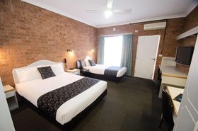 Henry Parkes Motor Inn