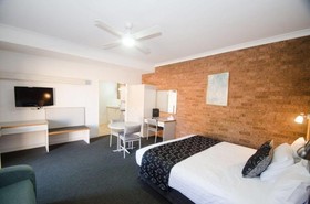 Henry Parkes Motor Inn