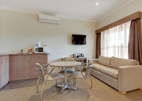 Quality Inn Parkes International