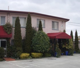 Crest Motor Inn