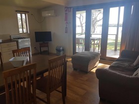 Bentley Waterfront Motel & Cottages