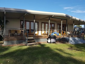 Bentley Waterfront Motel & Cottages
