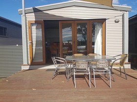 Bentley Waterfront Motel & Cottages