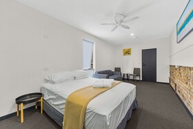 London Plane Backpackers Hostel