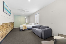 London Plane Backpackers Hostel