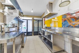 London Plane Backpackers Hostel